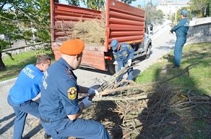 Севастопольские спасатели активно поддерживают экологическую акцию на Малаховом кургане