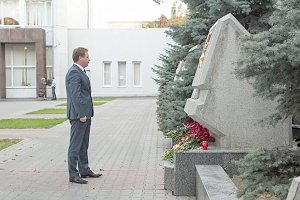 Севастопольцы несут цветы к стеле города-героя Керчь в память о погибших в колледже