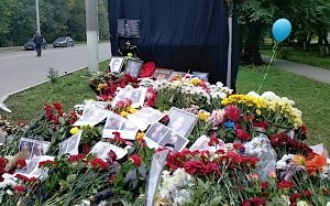 К мемориалу у Керченского политеха несут цветы и игрушки