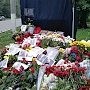 К мемориалу у Керченского политеха несут цветы и игрушки
