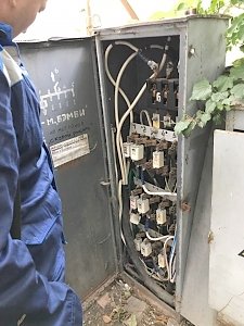 Незаконно подключенные к электричеству торговые ларьки обнаружили на набережной в Ялте