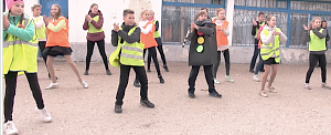 Танцевально - обучающий флэшмоб «Пешеход на переход» организовали школьники Севастополя
