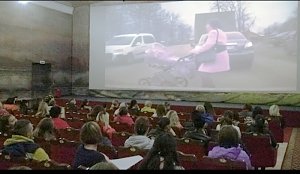 В Севастополе сотрудники ГИБДД проводят краш-курсы для родителей и проверяют их знания дорожных правил по специальным тестам