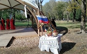Крымчане разных национальностей в субботу веселятся на молдавском празднике «День вина»
