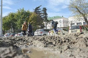 Дороги с препятствиями, груды строительного мусора и опасные остановки: Как живётся симферопольцам из-за глобального ремонта