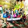Сотрудники севастопольской Госавтоинспекции организовали площадки для обучения ПДД взрослых и детей в рамках акции "Безопасный двор"