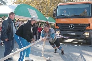 Самый сильный человек планеты таскал многотонный грузовик в Алуште