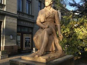 Подрядчик сообщил, почему памятник Пушкину в Симферополе стал жёлтым