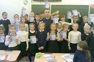 Инспекторы ГИМС продолжают обучать севастопольских школьников правилам безопасной жизнедеятельности