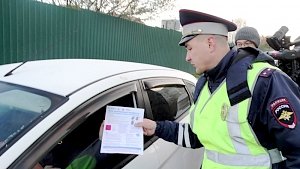 В Севастополе сотрудники ГИБДД демонстрируют водителям и пассажирам автомобилей видеоролики о важности использования детских автокресел
