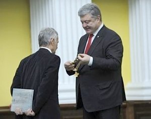 «Слегка» поторопился. Порошенко наградил Джемилева орденом за «освобождение Крыма»