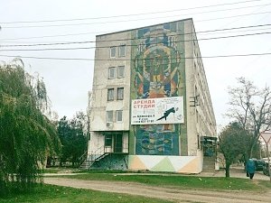 Житель Сумской области незаконно расклеивал рекламу в Керчи