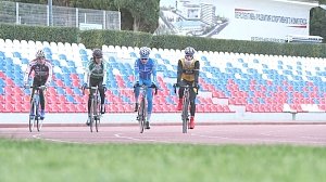 Российские велогонщики-шоссейники занимаются в Алуште