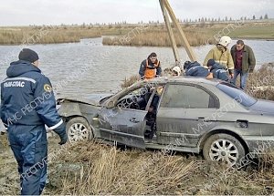 В районе с. Суворовское «Hyundai» упал с 4-метрового моста в озеро. Пострадали двое