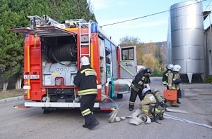 Севастопольские спасатели отработали действия по ликвидации условного пожара на промышленном объекте
