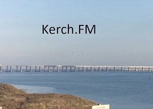 Над Крымским мостом начали летать военные самолеты