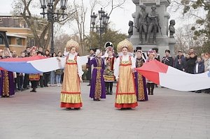 У памятника Екатерине II провели флешмоб в поддержку присвоения имени императрицы аэропорту «Симферополь»