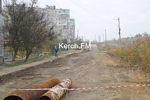 В Керчи ремонт дороги по Марата приостановился из-за прогнившей трубы