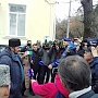 У здания суда в Крыму, где будут судить украинских моряков, собрались люди