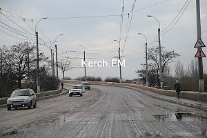 В Керчи на улице Горького начали снимать асфальт