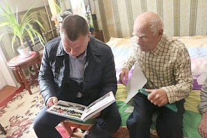 Керчане попросили Бороздина навестить ветерана