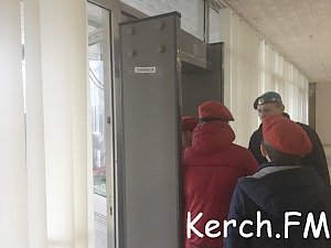 В Керчи на входе в КЦ Богатикова установили рамку металлоискателя