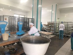 Экскурсия на производство: студентов КФУ познакомили с технологиями и продукцией компании «Экохлеб»