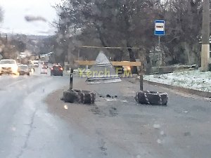 Перед опасной ямой в Керчи появилось ограждение