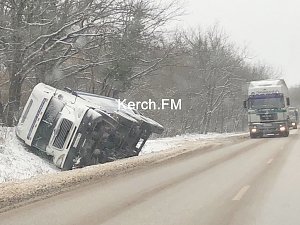 На керченской трассе перевернулся грузовик