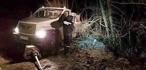 Несколько застрявших в снегу автомобилей пришлось вытаскивать крымским спасателям