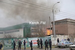 В МЧС рассказали, что горит в центре Керчи