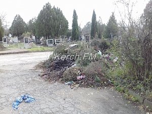 На городском кладбище в Керчи не вывозят мусор