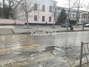 На Пирогова за пешеходным переходом образовалась яма