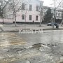 На Пирогова за пешеходным переходом образовалась яма