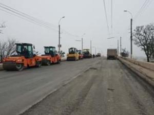 На Горьковском мосте в Керчи укладывают асфальт на вторую полосу дороги