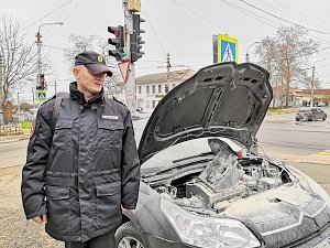 В Севастополе росгвардейцы спасли водителя, своевременно потушив автомобиль