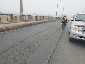 Дорожники продолжают работы по ремонту на Горьковском мосту в Керчи
