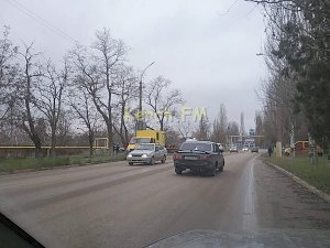 В Керчи на Орджоникидзе в результате ДТП автомобиль попал под газовую трубу