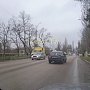 В Керчи на Орджоникидзе в результате ДТП автомобиль попал под газовую трубу
