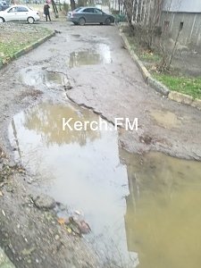 Во дворах на Орджоникидзе произошёл прорыв водовода