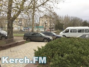Керчане стоят в пробке из-за припаркованных машин на Борзенко