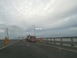 На Крымском мосту на одной полосе частично ограничили движение