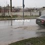 На Чкалова в Керчи огромная яма лишает колес автомобили