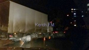 Расслабились: на перекрытом шоссе в Керчи умудрились столкнуться фура и легковушка