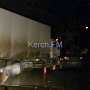 Расслабились: на перекрытом шоссе в Керчи умудрились столкнуться фура и легковушка