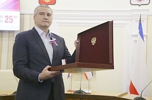 Сергей Аксёнов в день Конституции Российской Федерации вручил крымчанам заслуженные награды