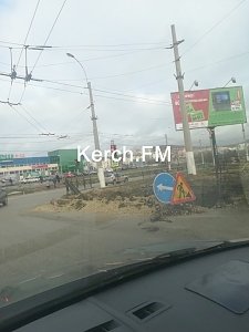 На Камыш-Бурунском шоссе до сих пор не имеют возможность устранить порыв