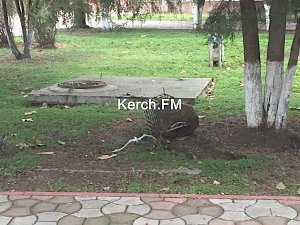 Вандалы в центре Керчи сломали несколько прожекторов подсветки