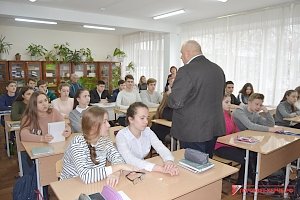В Керчи депутат провел урок права для школьников