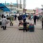 Мандарины, хамса, сувениры – у рынка в Керчи торгуют всем подряд